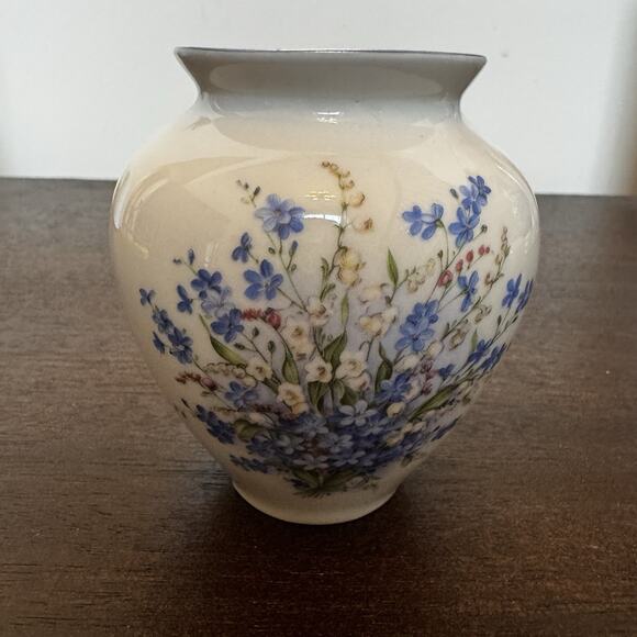 Forget Me Not Floral Porcelain Vase 2 Vases Blue White Floral Bouquet Home Decor - Picture 4 of 15